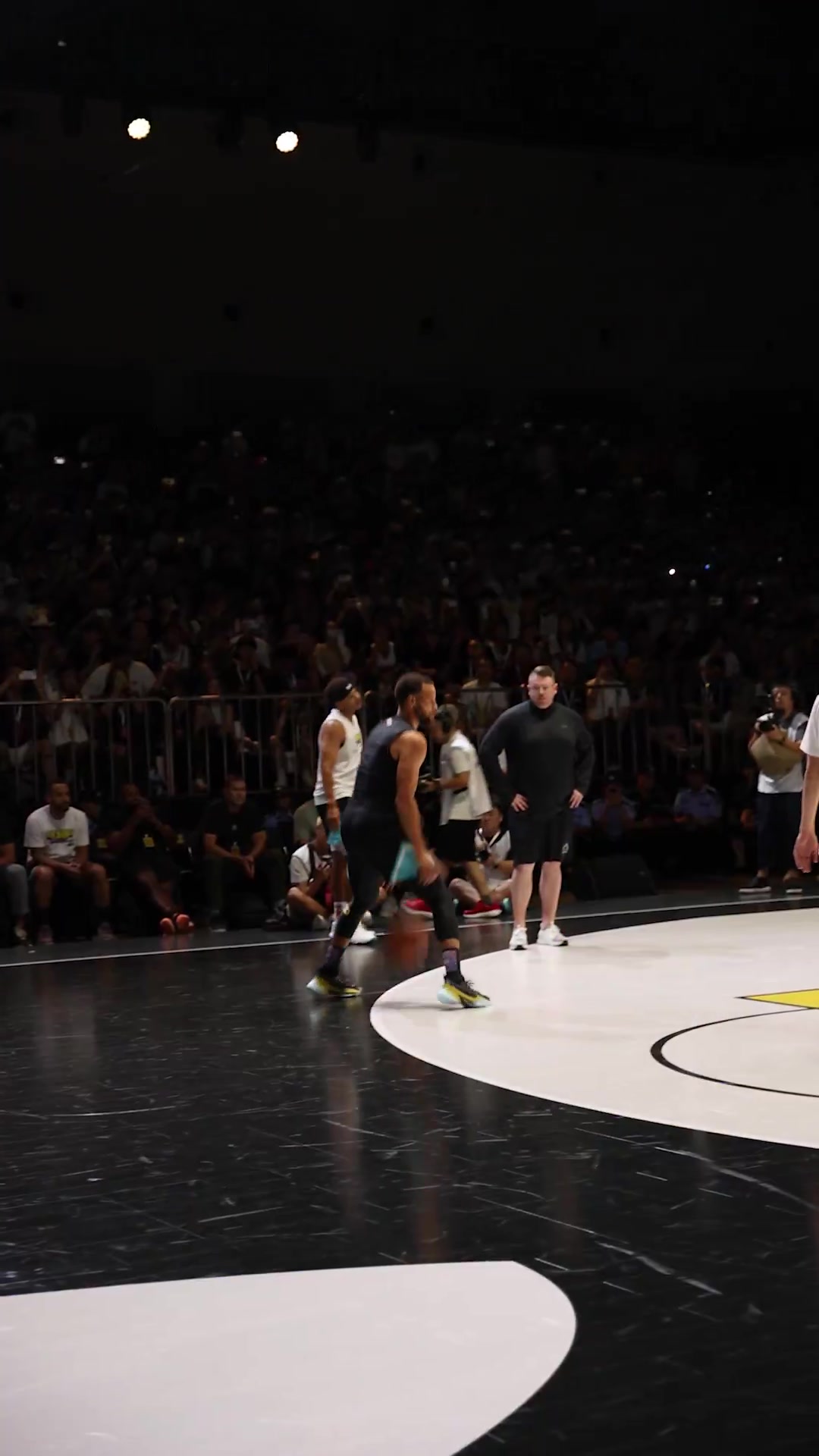 xingkong.com-金州拉文上线！勇士官推晒库里中国行期间训练 超远+背扣信手拈来