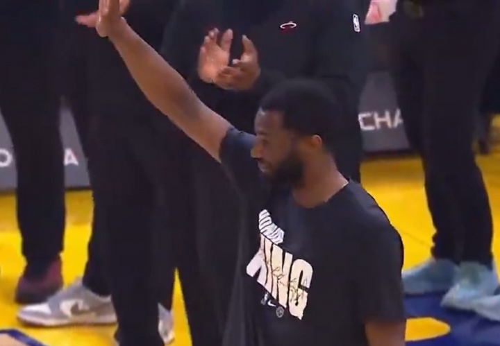 xingkong-勇士球迷起立鼓掌欢迎维金斯！鲍威尔打趣后者：别哭哈！