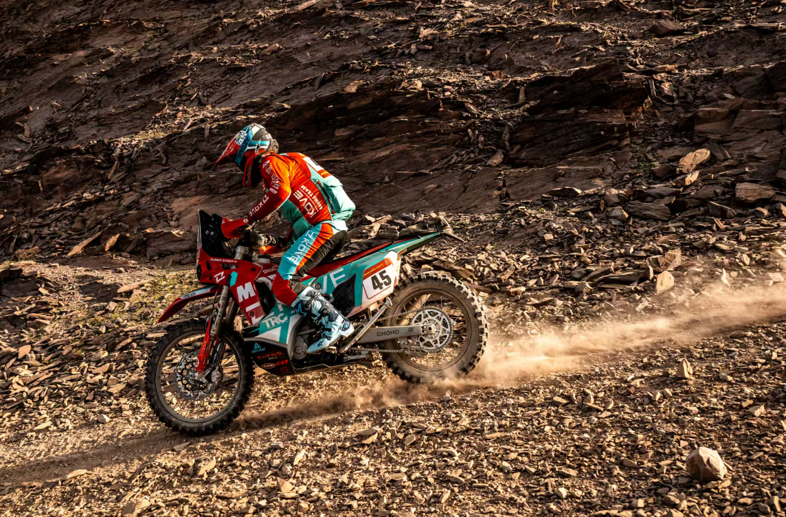 星空体育官网-四载达喀尔 黄沙淬铁骑 凯越三夺赛段冠军迎来涅槃时刻